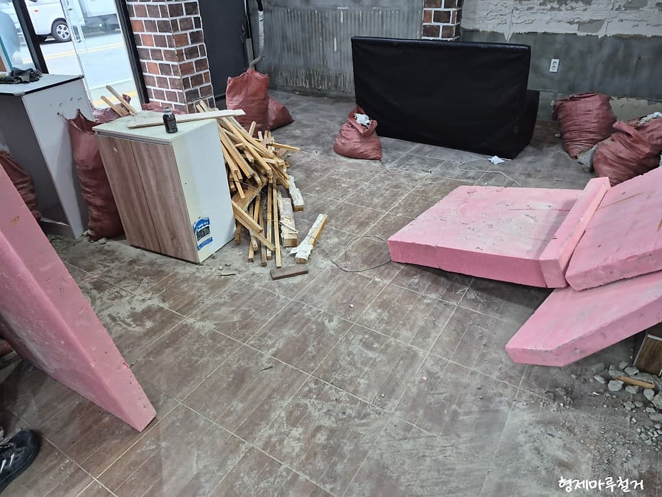 봉명동 상가 바닥 철거 현장 사진 5
