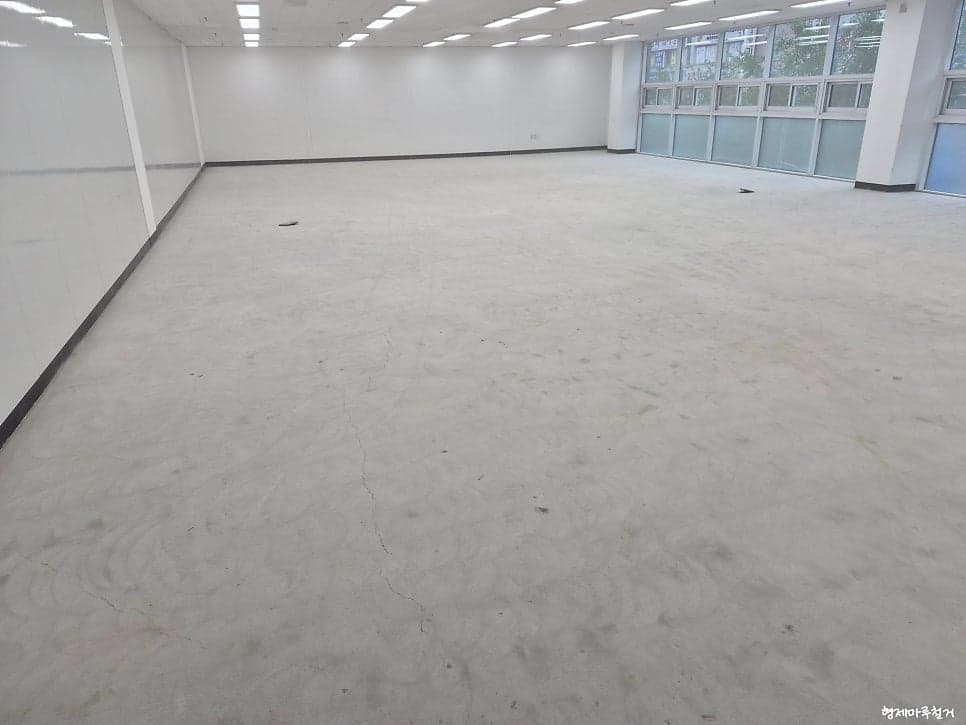 충주 60평대 상가 바닥 철거 현장 사진 2
