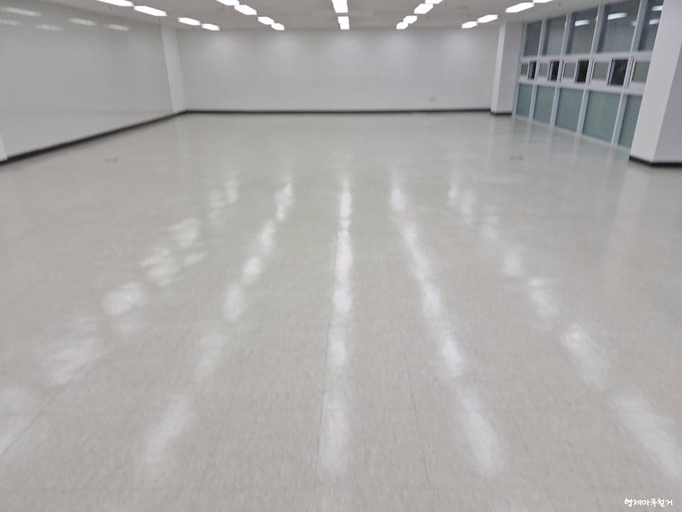 충주 60평대 상가 바닥 철거 현장 사진 3