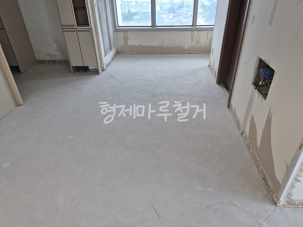 사직동 두산위브 더제니스 바닥 철거 현장 사진 2